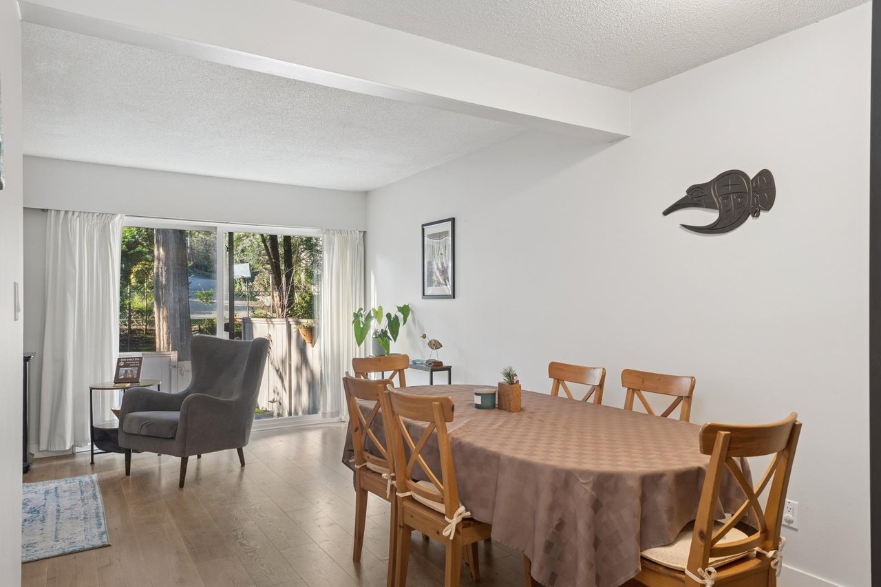 2060 Deep Cove Cres