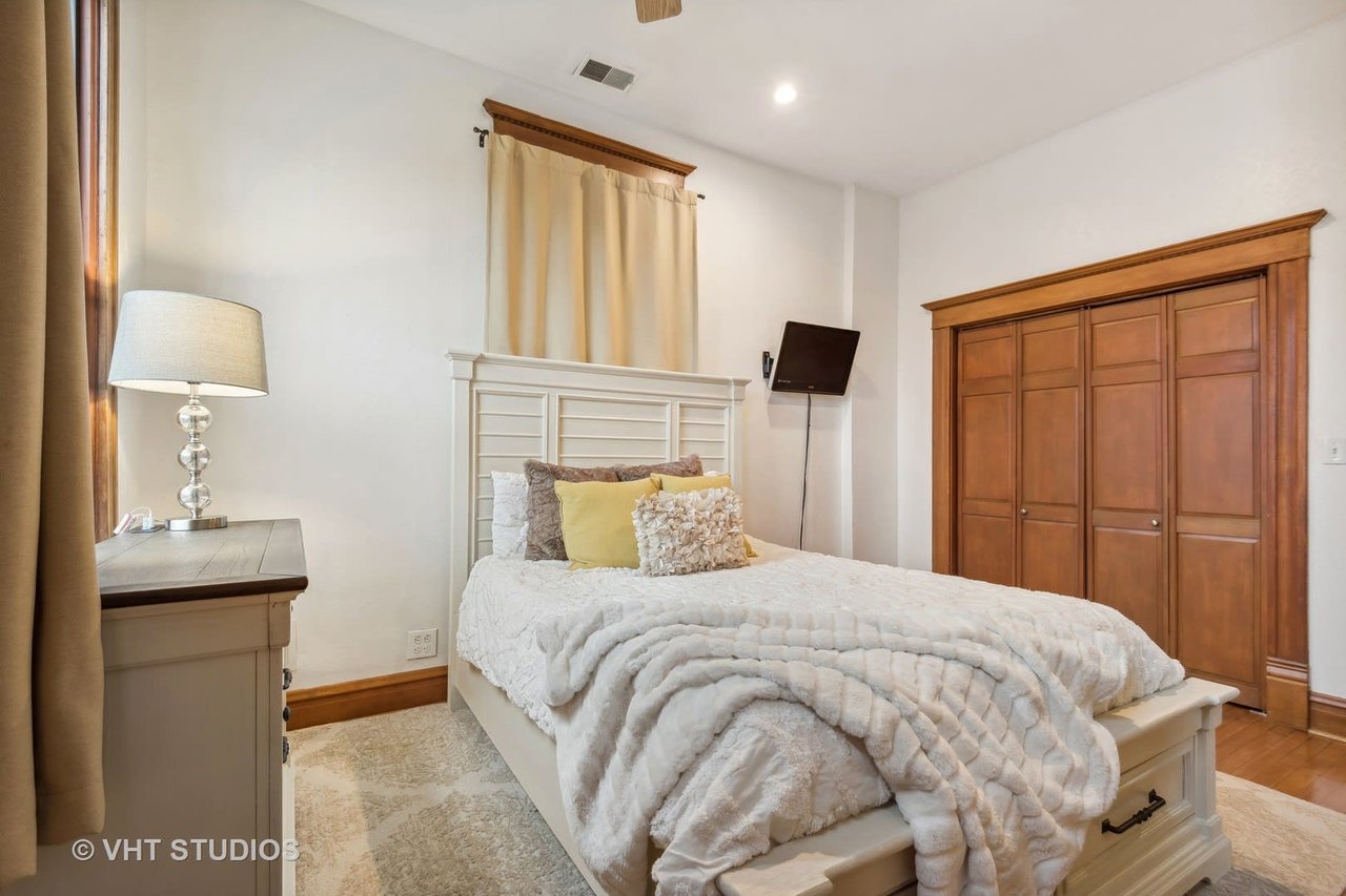2044 W Haddon