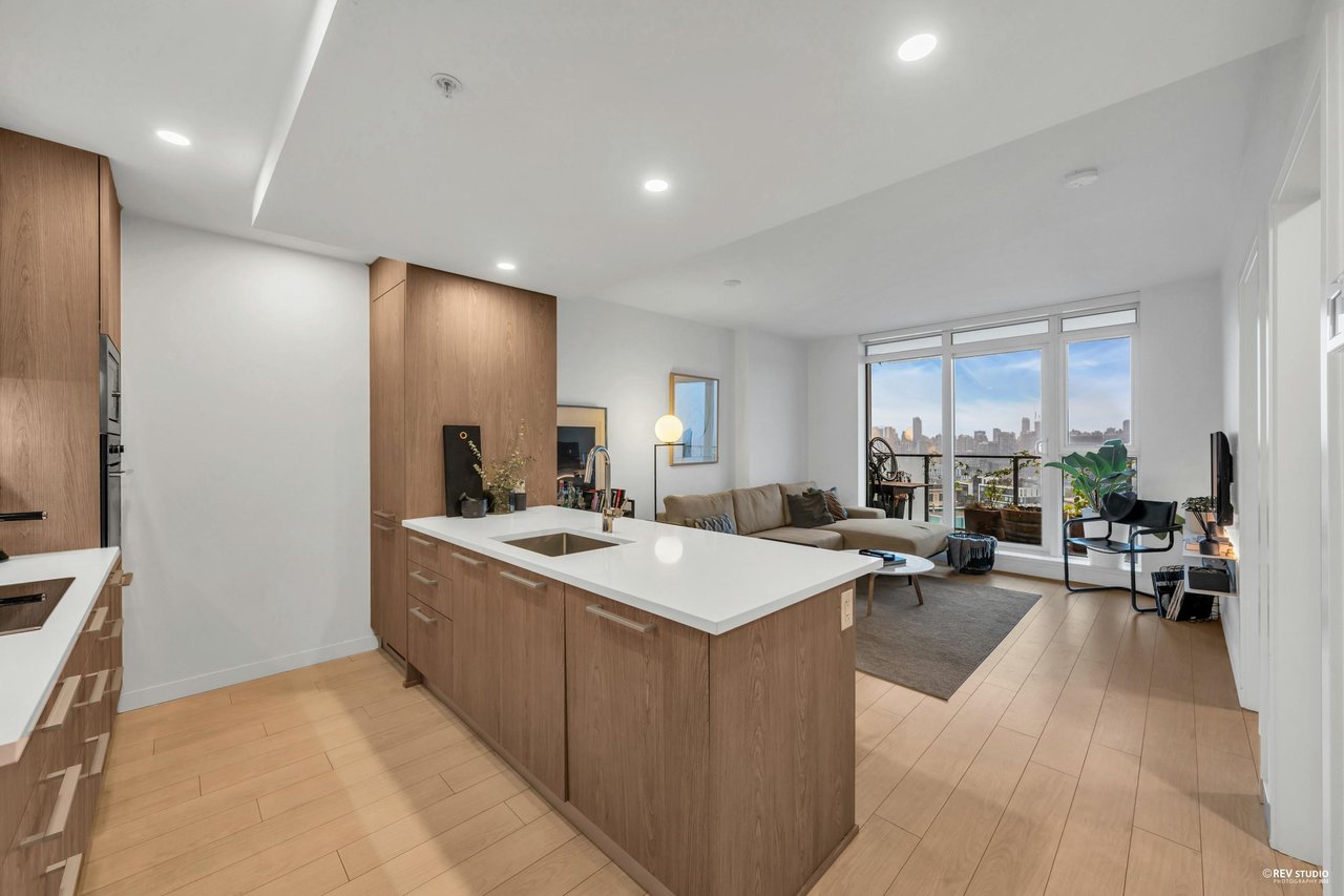 1212-285 E 10th Ave