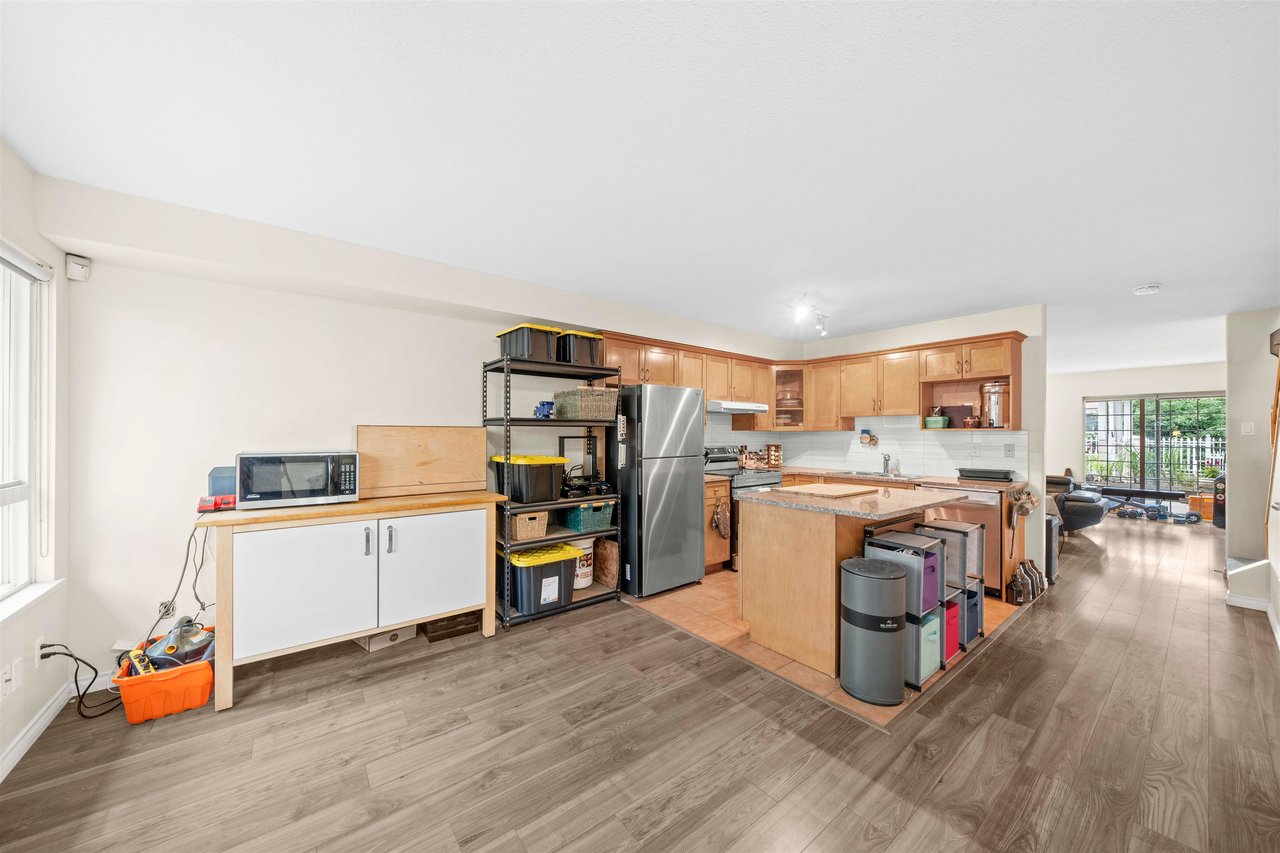 2-910 W 16th St