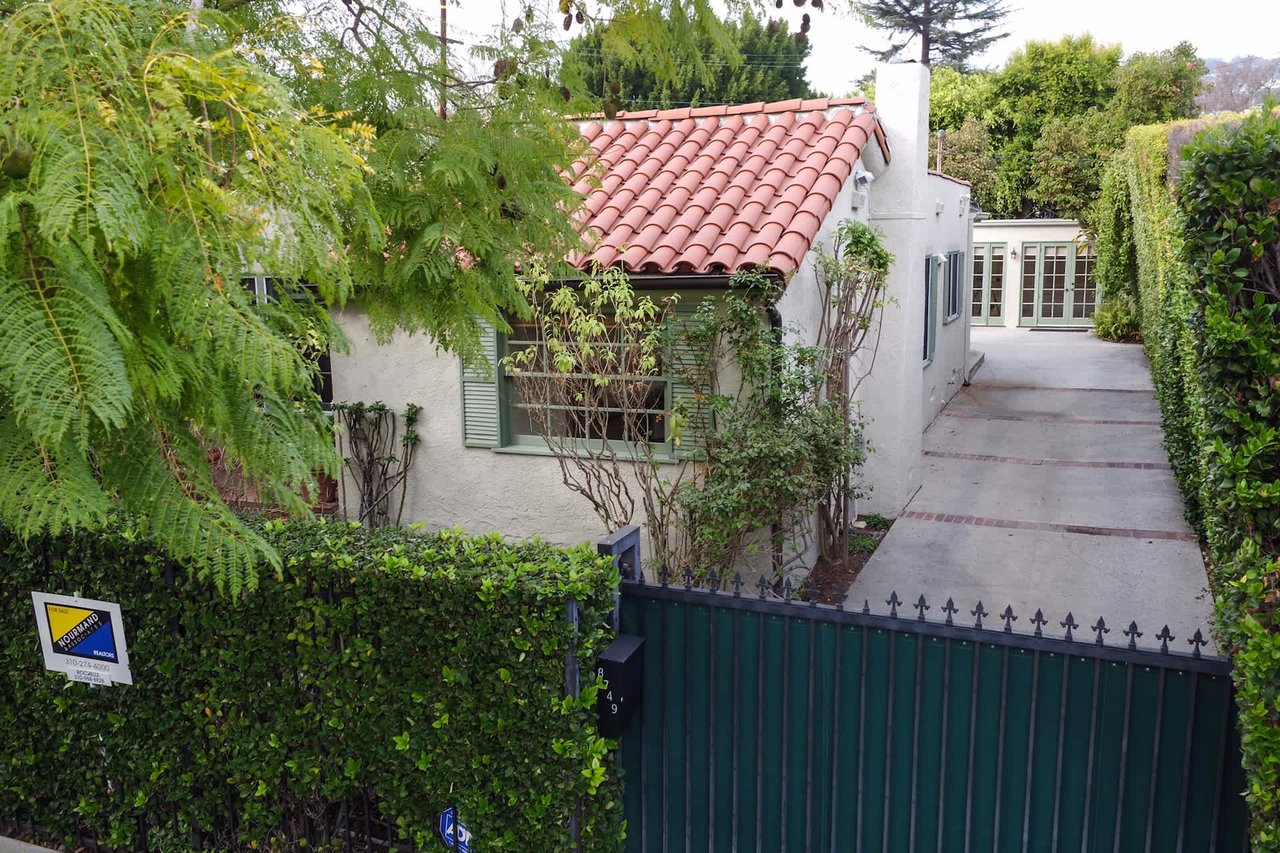 8749 Dorrington Ave