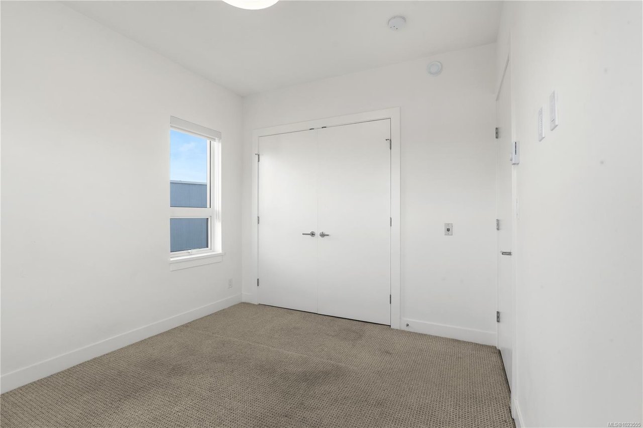 402-757 Tyee Rd, Victoria