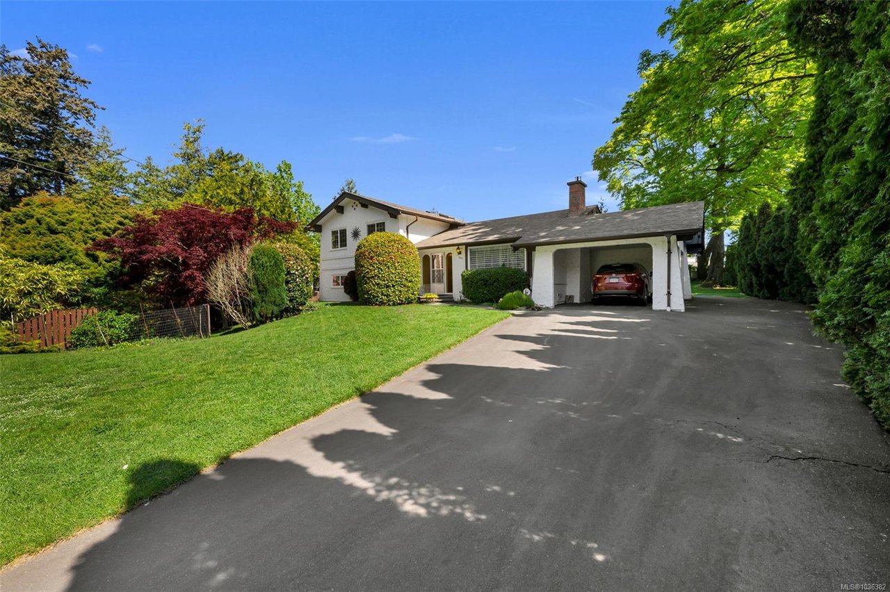 989 Abbey Rd, Saanich
