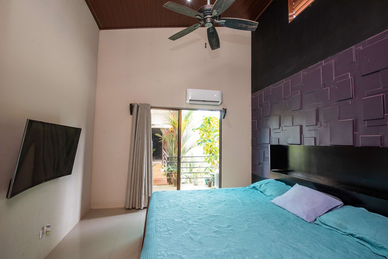 Apartment Hotel with Owners Suite, Fantastic Oportunity for Hostel in Uvita 