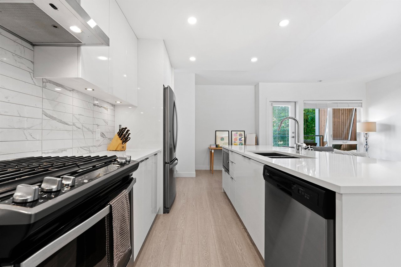 16-3595 Salal Drive, North Vancouver