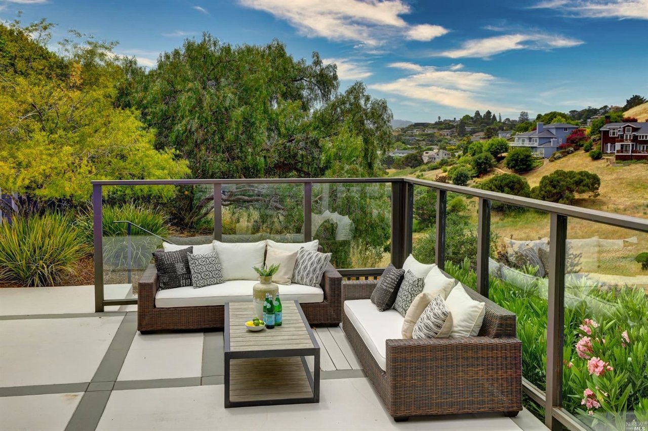 Contemporary Residence Adjacent to Open Space