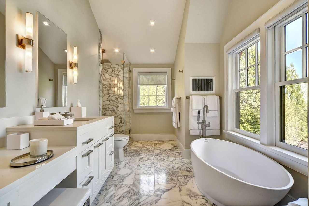 20 Hook Pond Ln