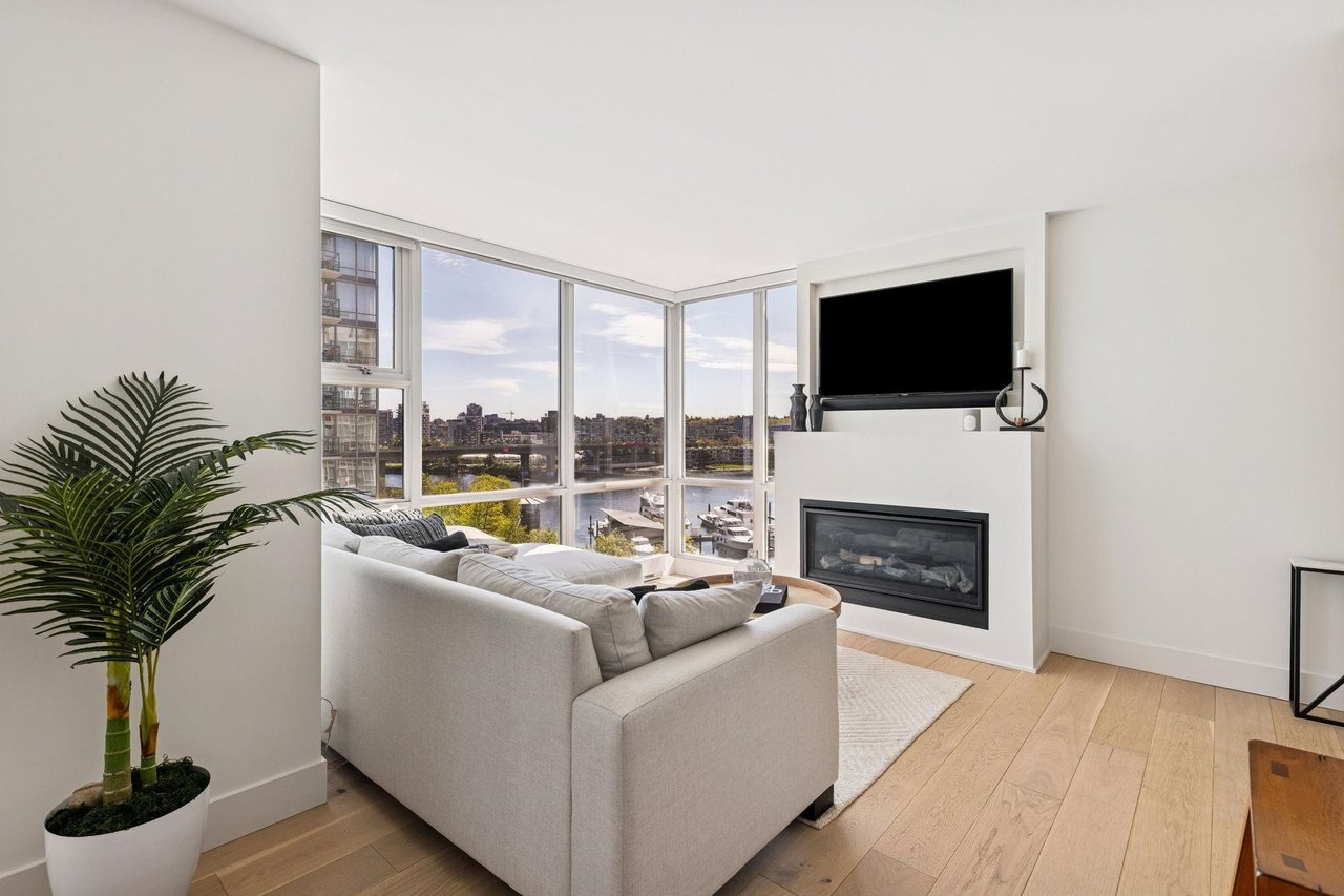 801-1077 Marinaside Cres