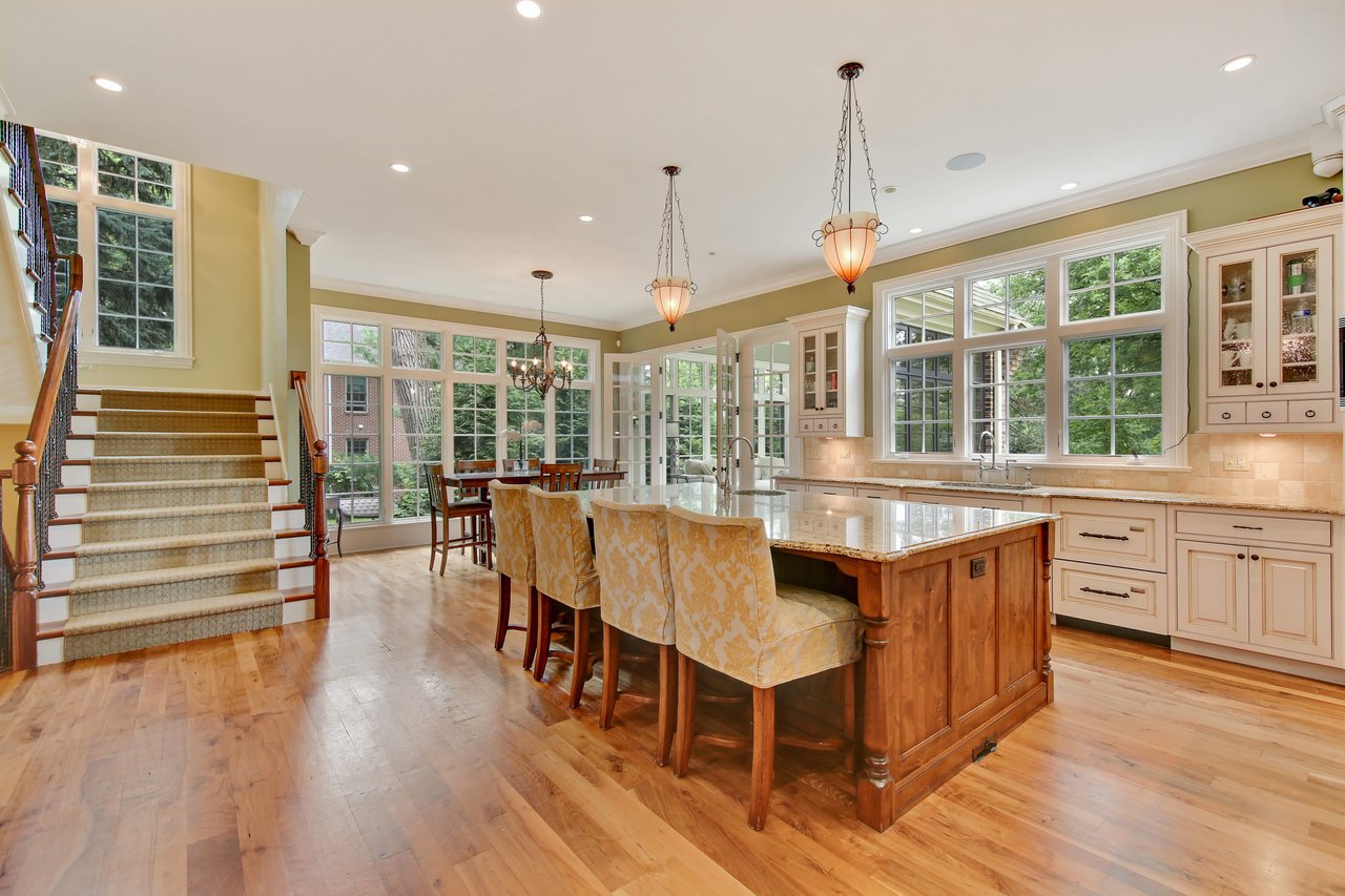 Chic & Elegant Home Near High School