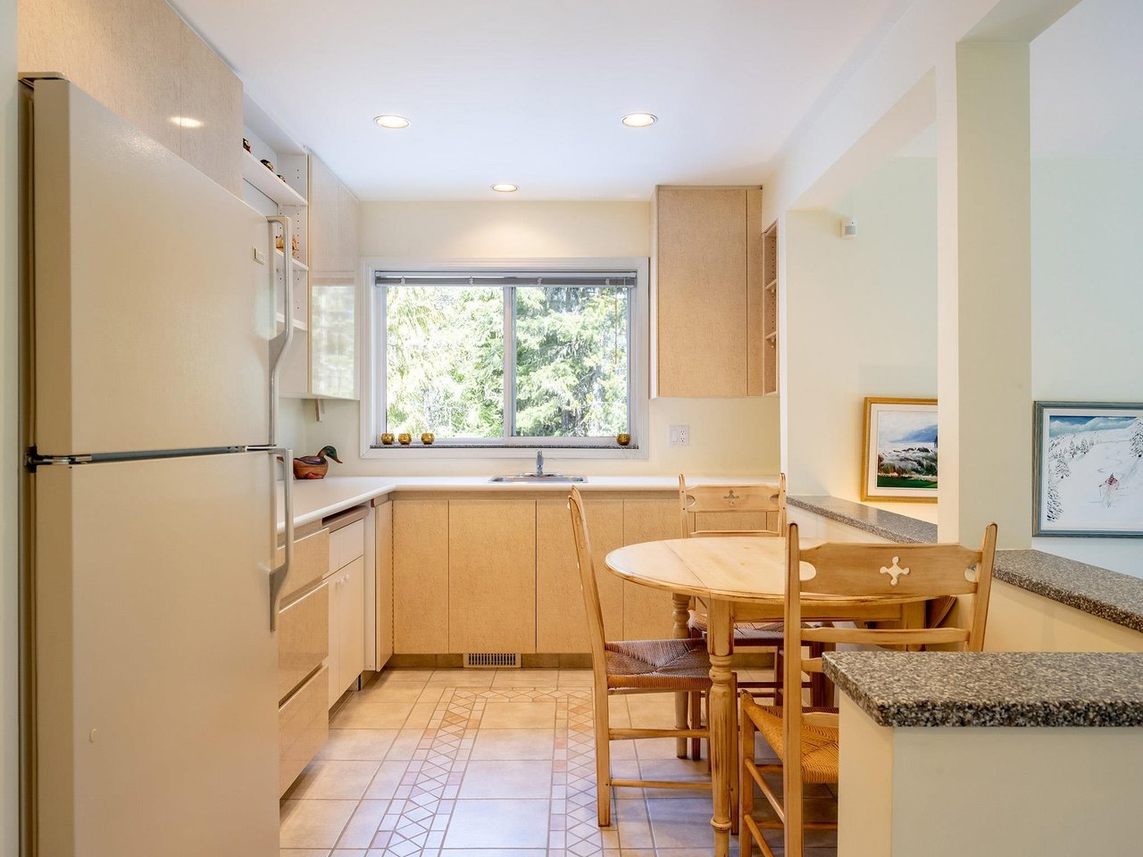 9-3554 Falcon Cres