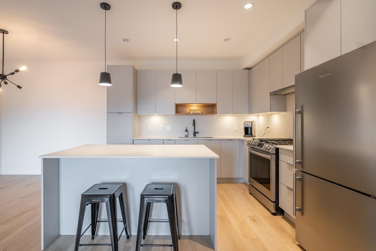 327-2493 Montrose Ave