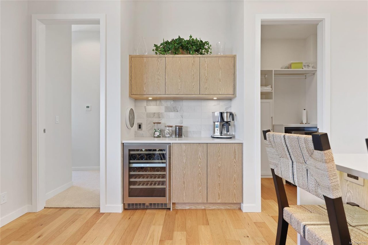 403-1018 Pentrelew Pl
