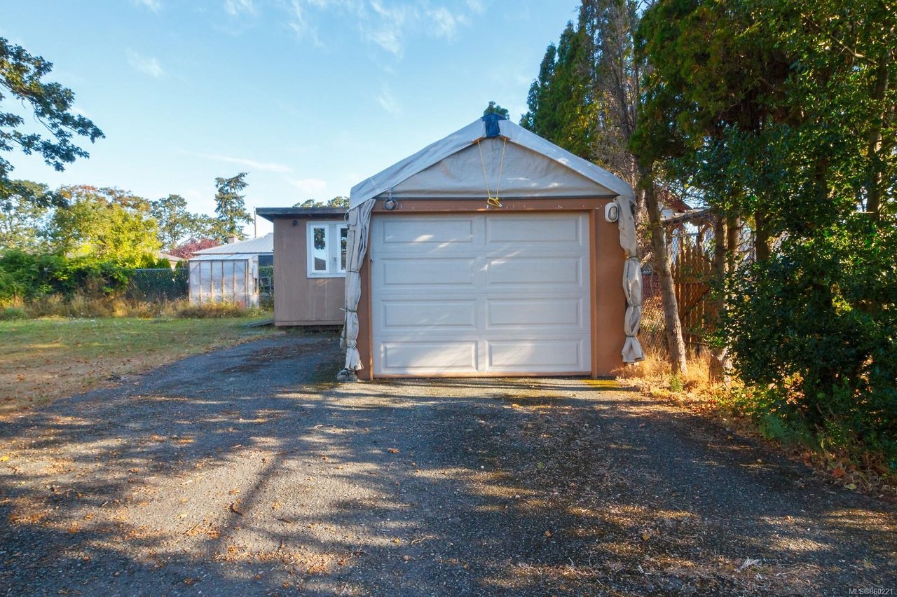 872 Old Esquimalt Rd