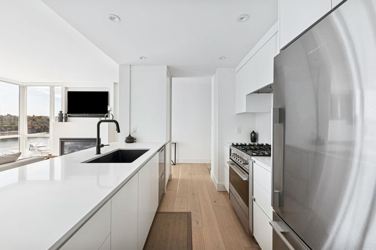801-1077 Marinaside Cres