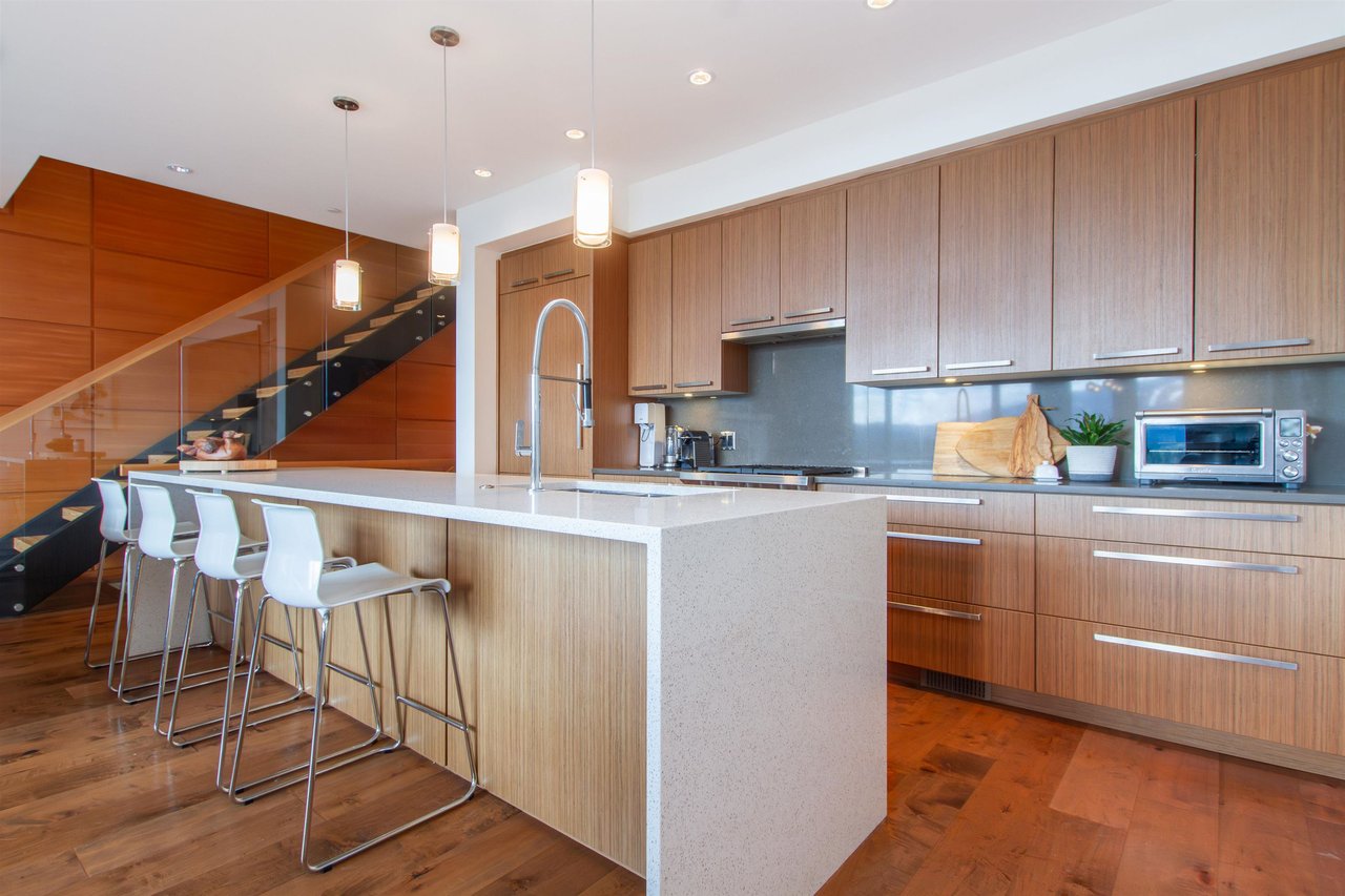 17-8400 Ashleigh Mcivor Dr