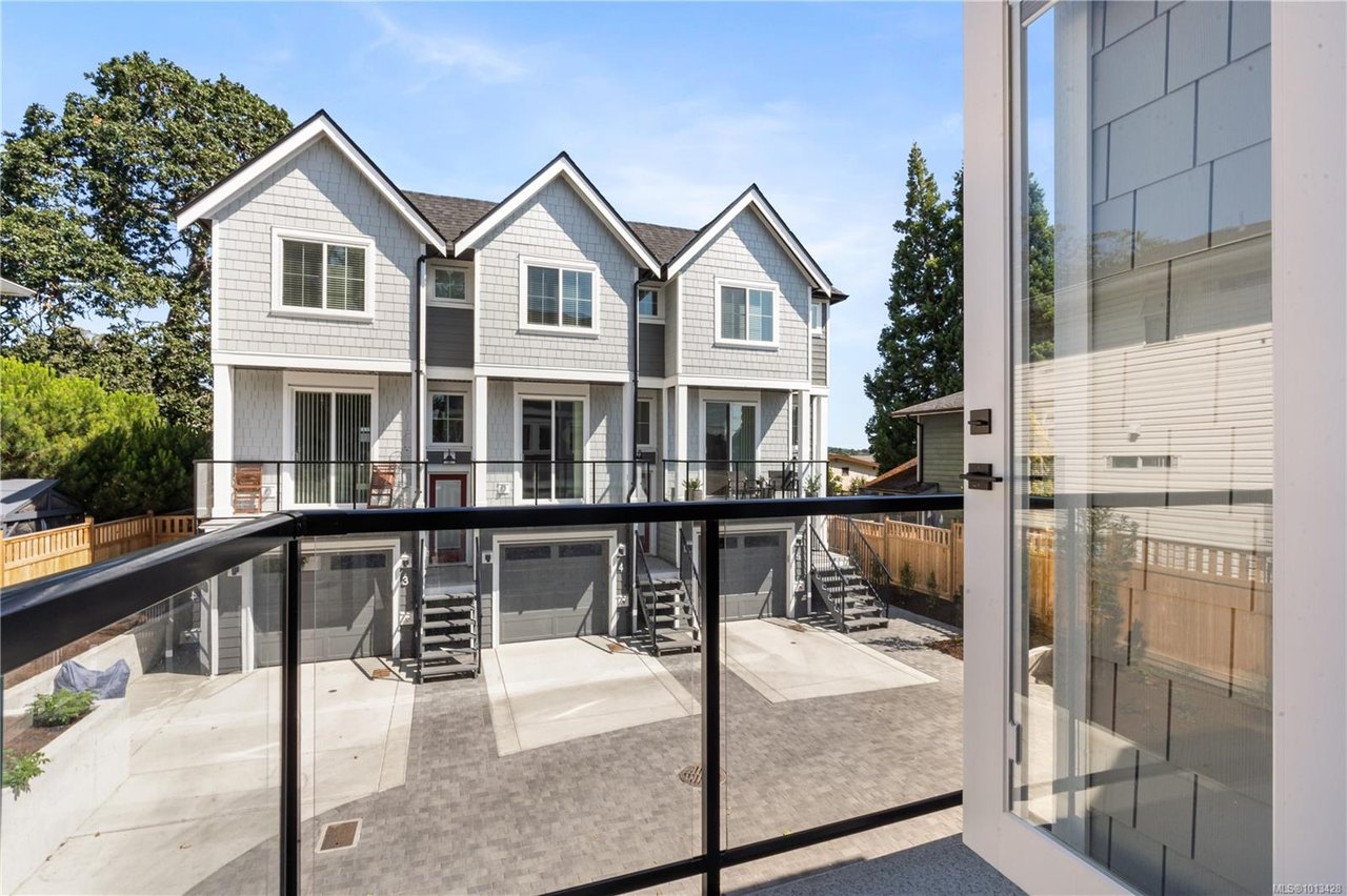 1-910 Old Esquimalt Rd