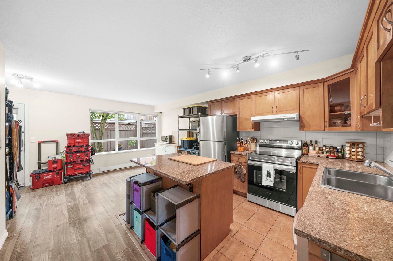 2-910 W 16th St