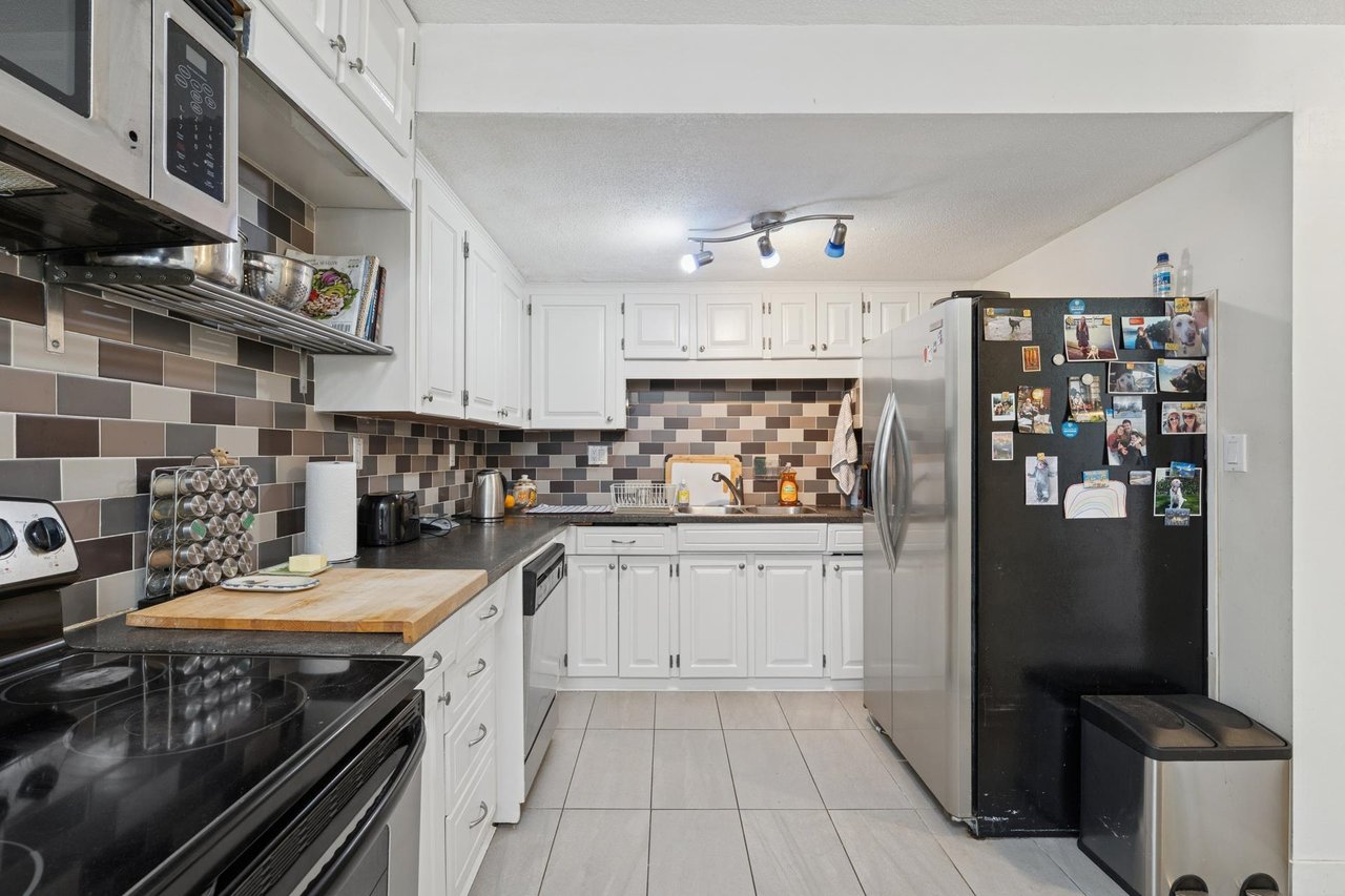 2060 Deep Cove Cres