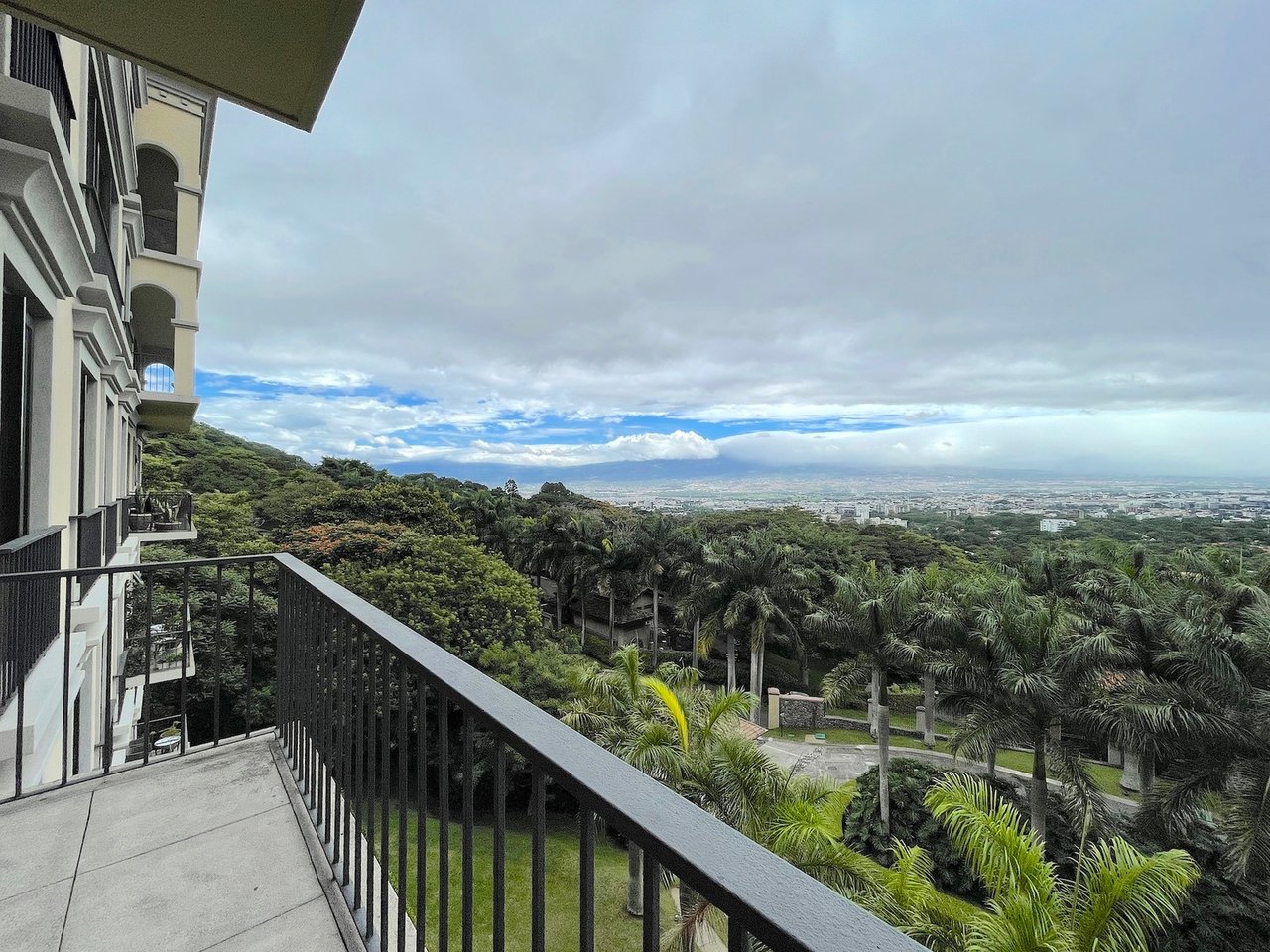 Panoramic Skyline View Condo, Escazu, San Jose