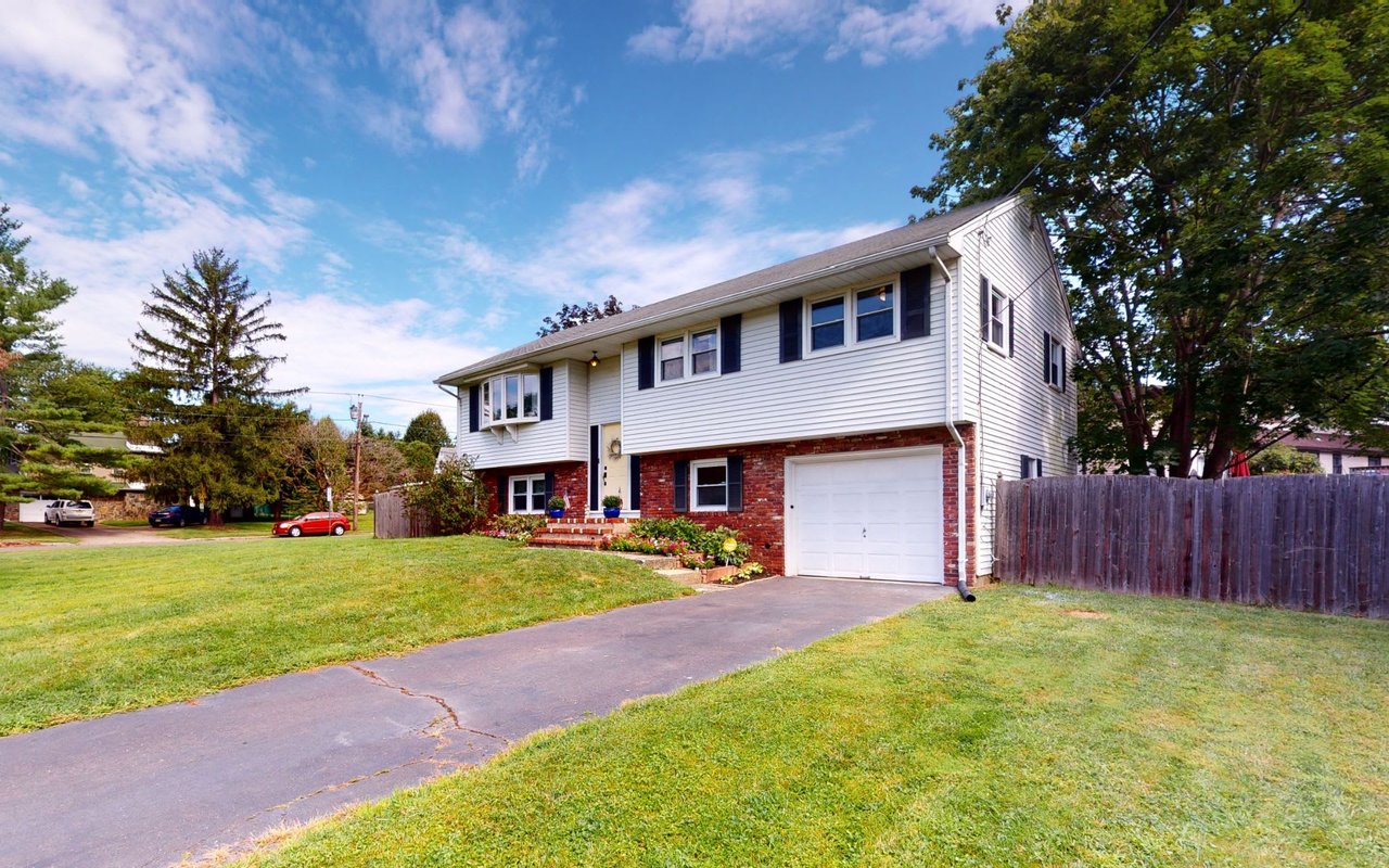 8 LANGMOORE DR