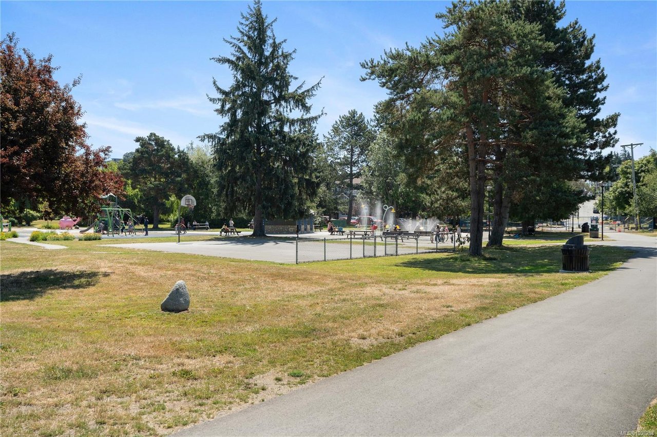 106-935 Cloverdale Ave, Saanich
