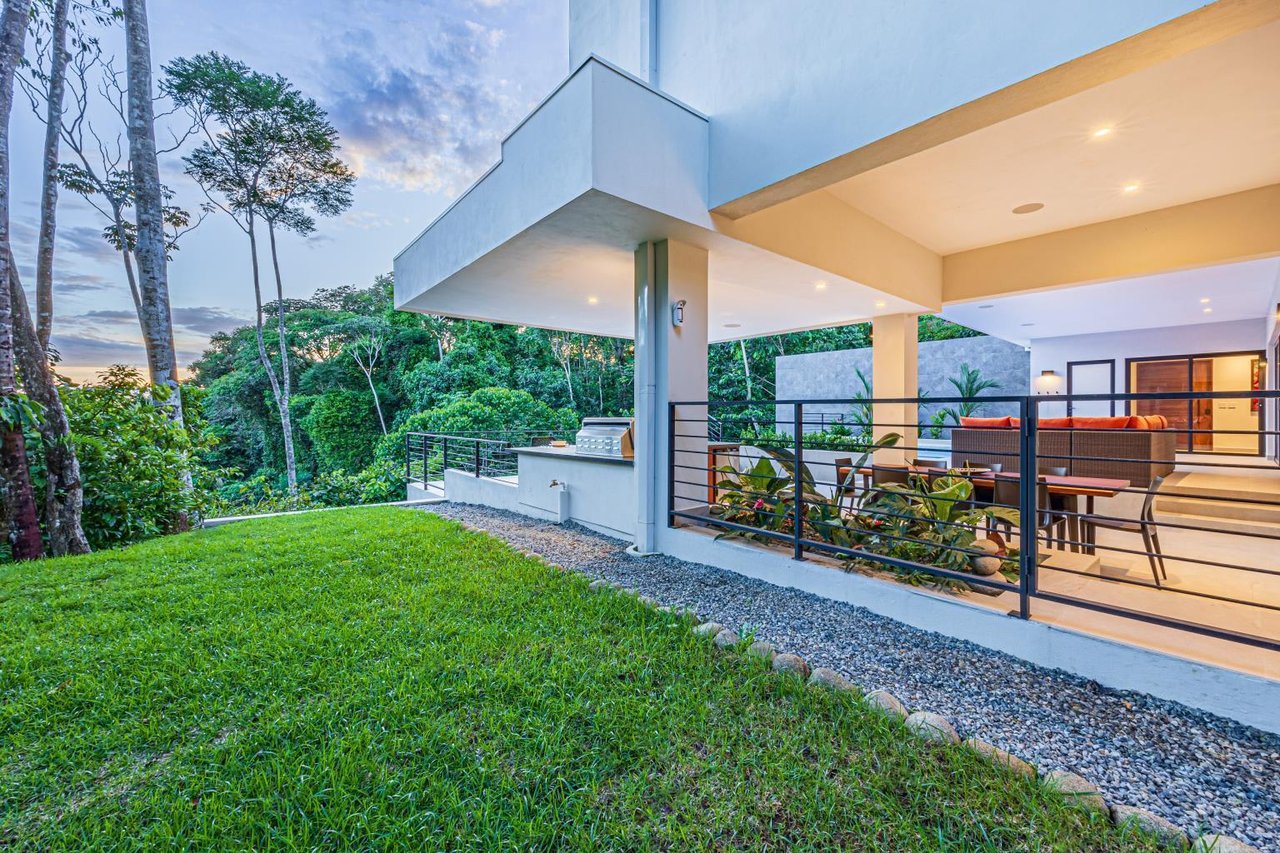 A Gem, Hidden in the Canopy With Ocean and Mountain Views