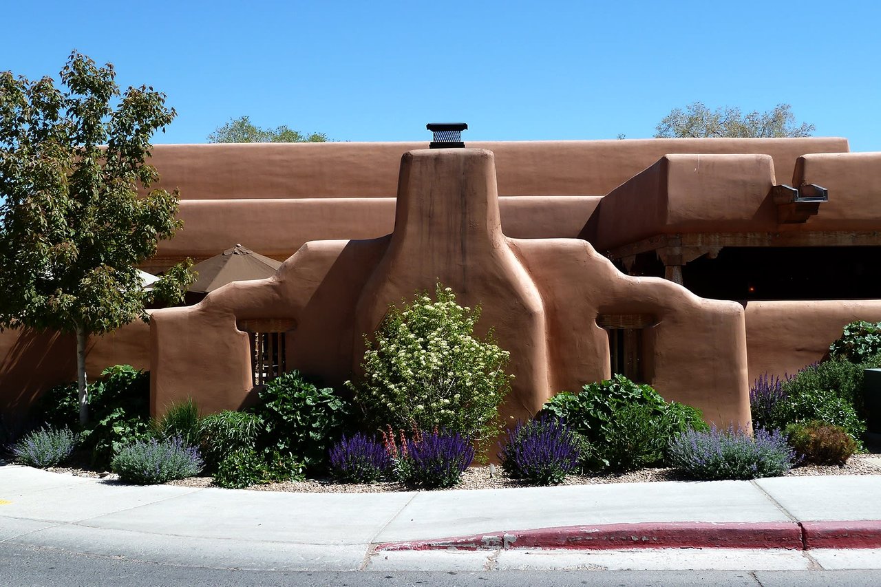 Santa Fe Style – Thick Walls, Adobe Structure, Rounded Corners