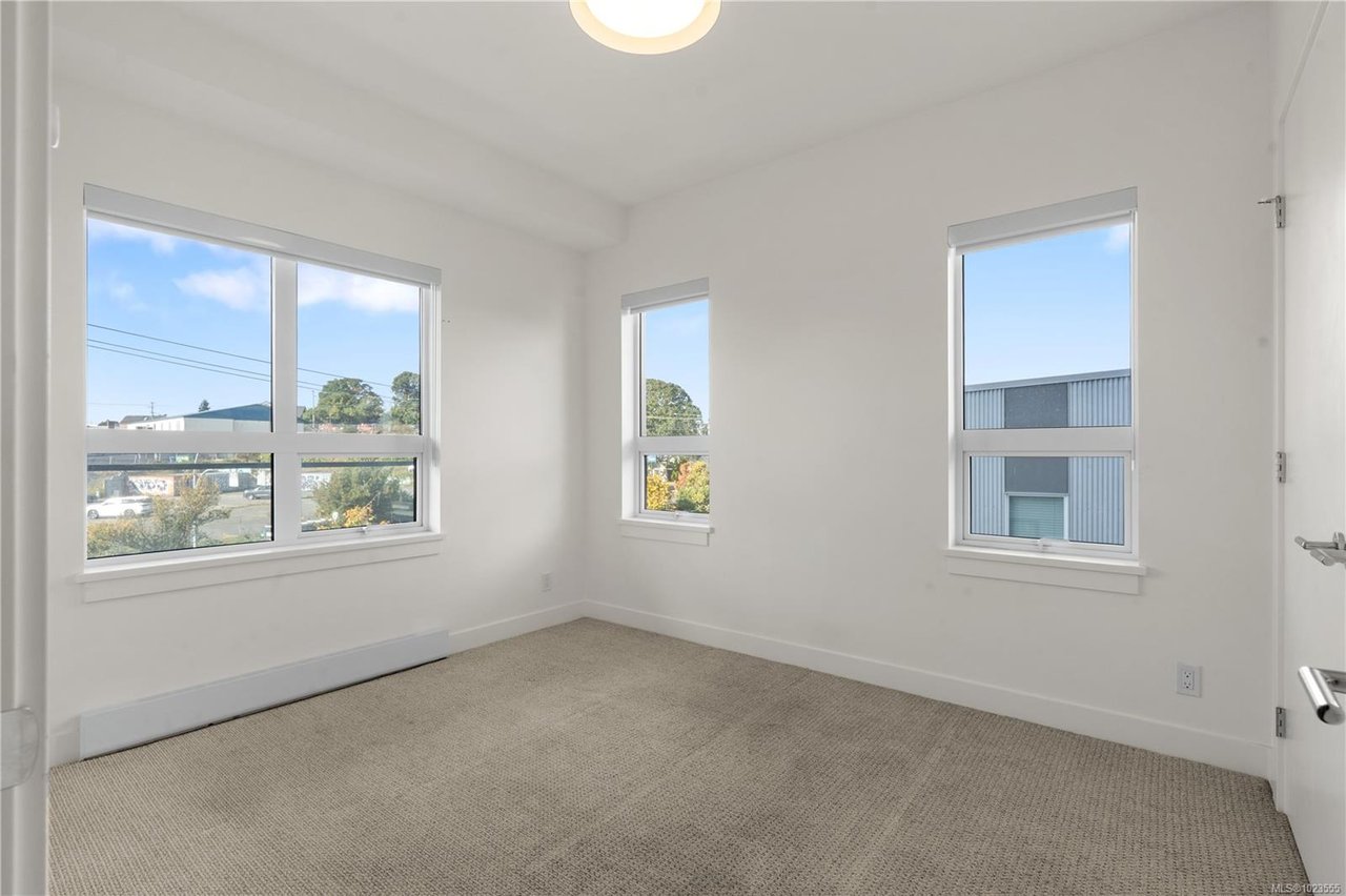 402-757 Tyee Rd, Victoria