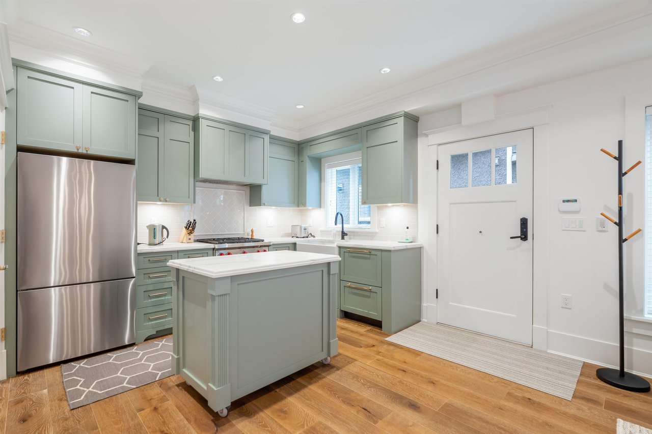 3176 Burrard St