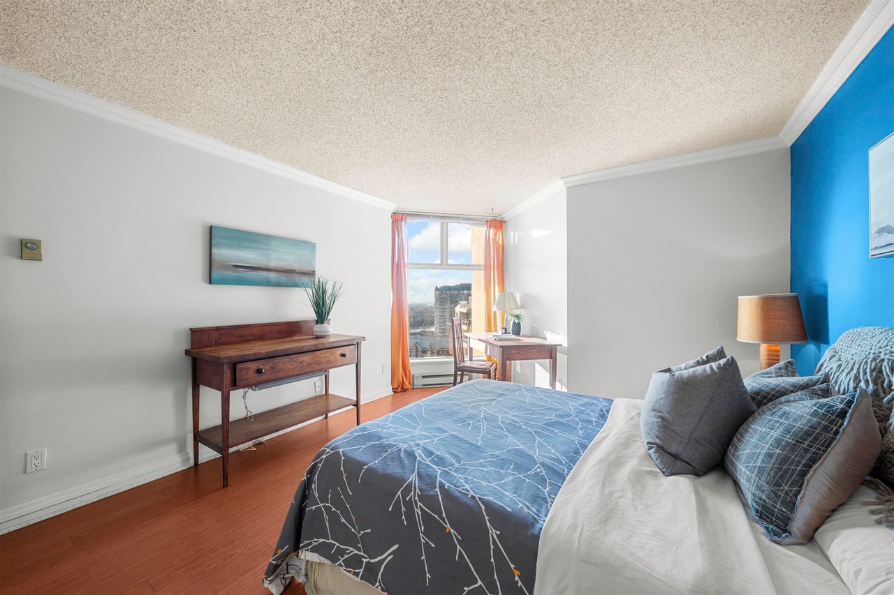 1604-1135 Quayside Dr