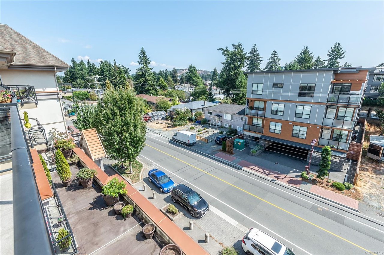 411-866 Goldstream Ave