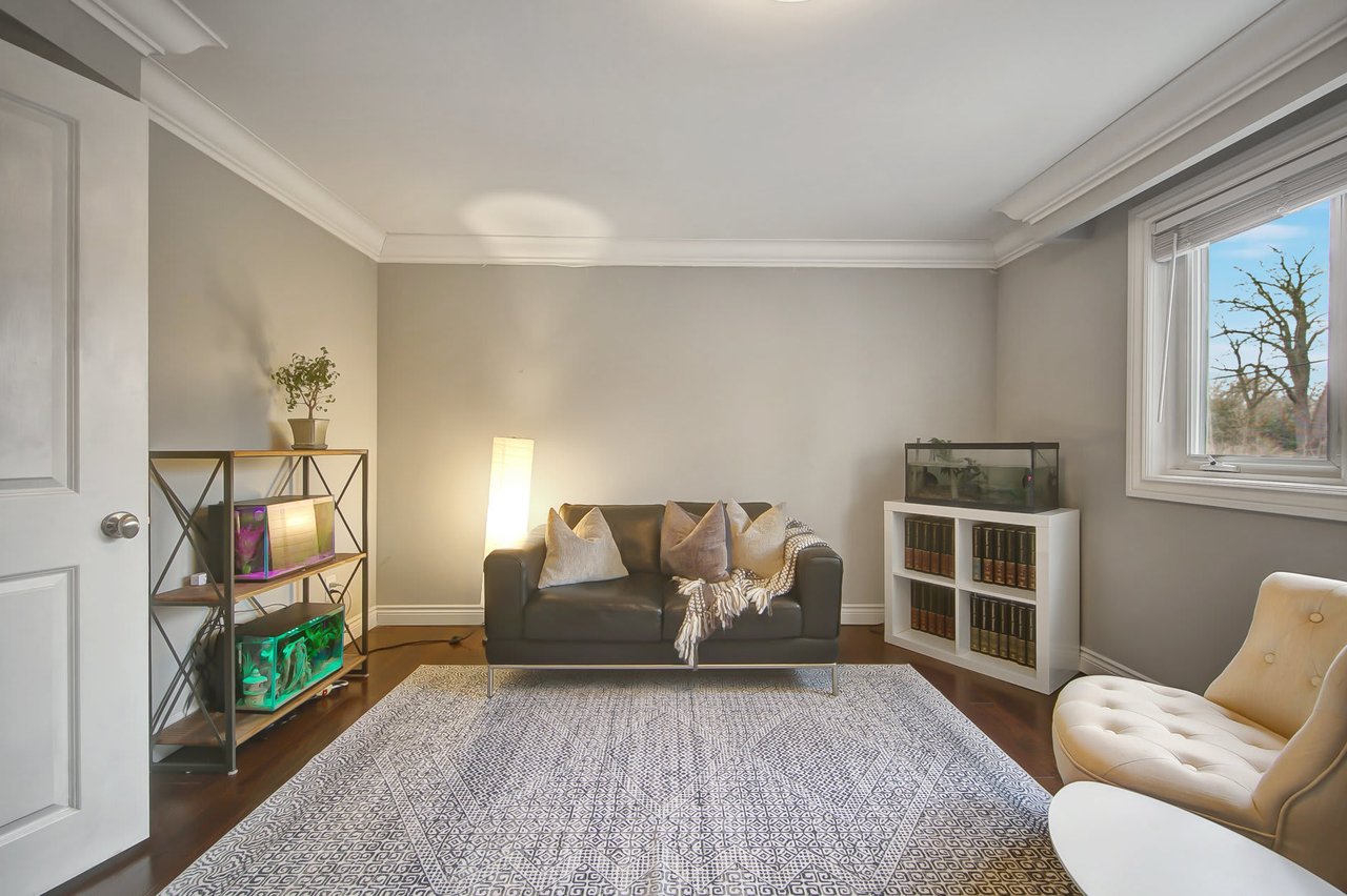 1274 Lorne Park Rd