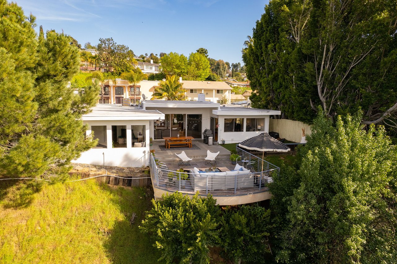 deLIGHTfull Mid Century in the Studio City "Donas"