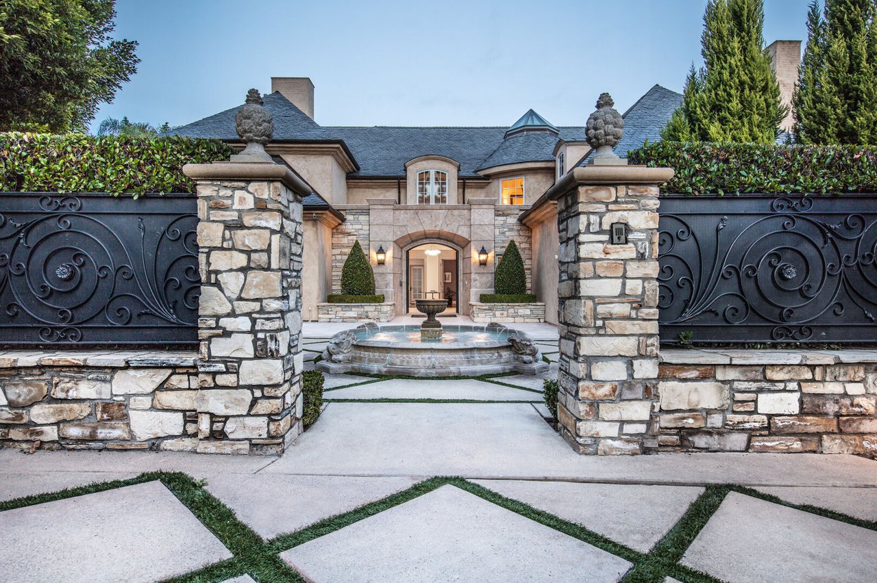 Providing Private Residences and Celebrity Lifestyle Services for a High Net Worth Clientele.