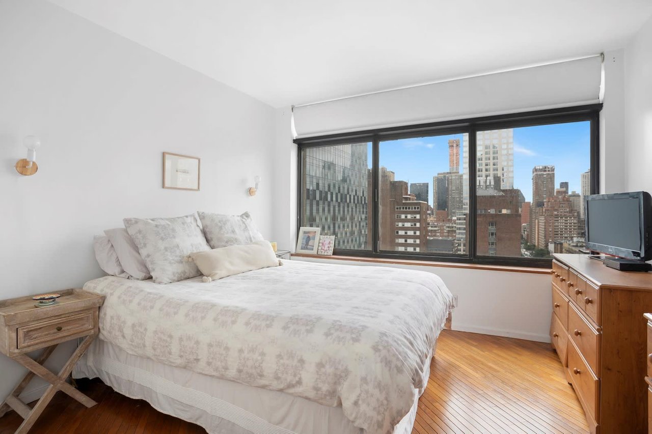 400 E 70th St, #1502