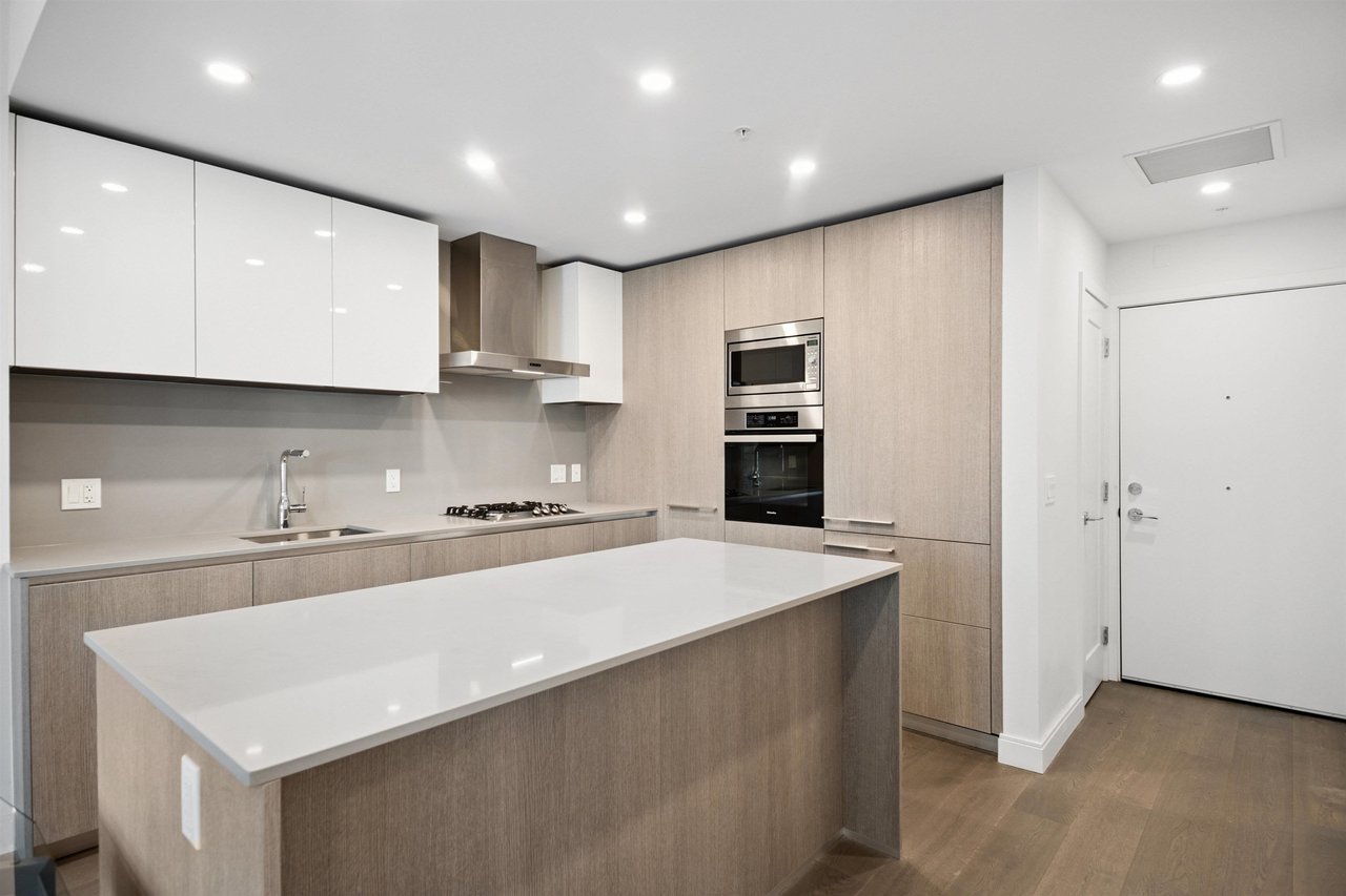 203-4932 Cambie St