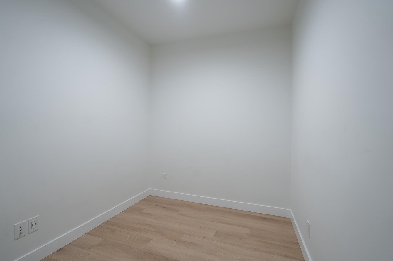 327-2493 Montrose Ave