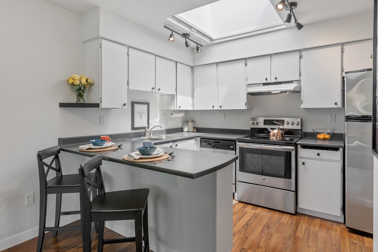 312-932 Robinson St