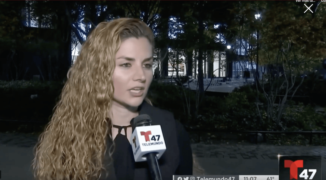Maria Fernanda Roda asesorando a compradores hispanoparlantes sobre la adquisición de propiedades en Nueva York.