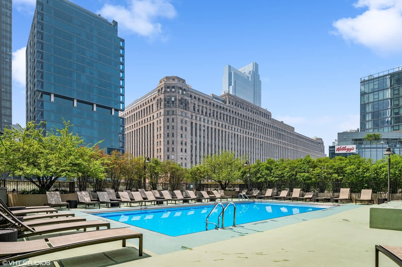 400 N LaSalle Pool photo