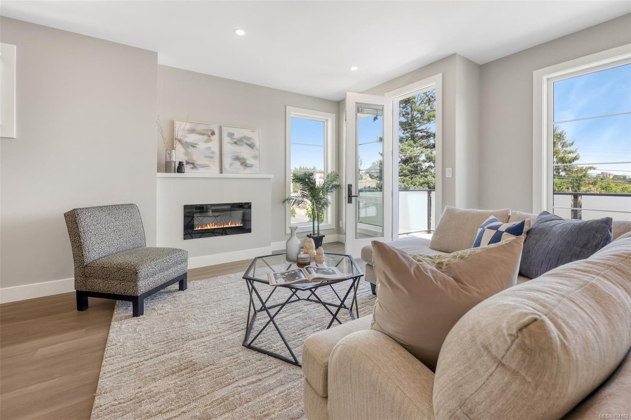 2-1048 Tillicum Rd