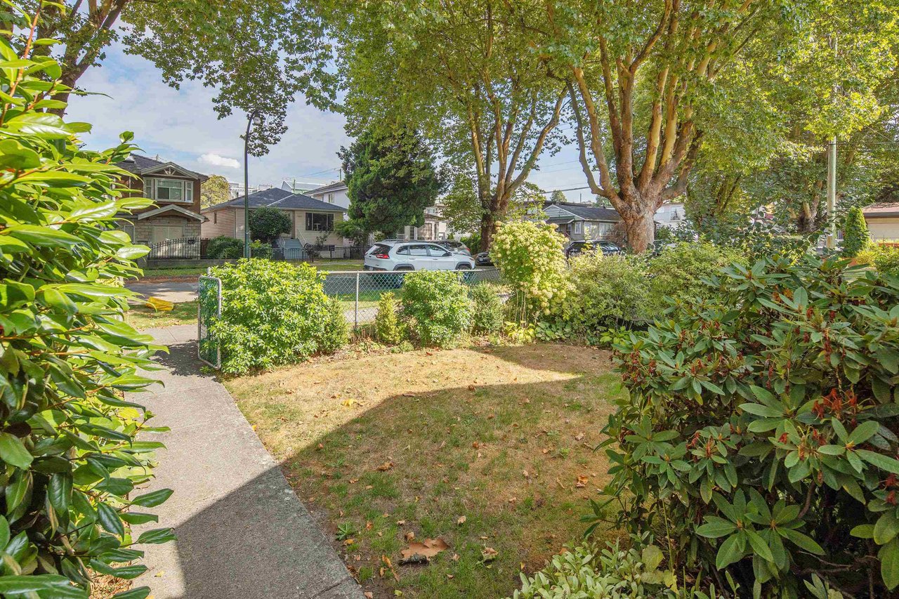 158 E 42nd Ave