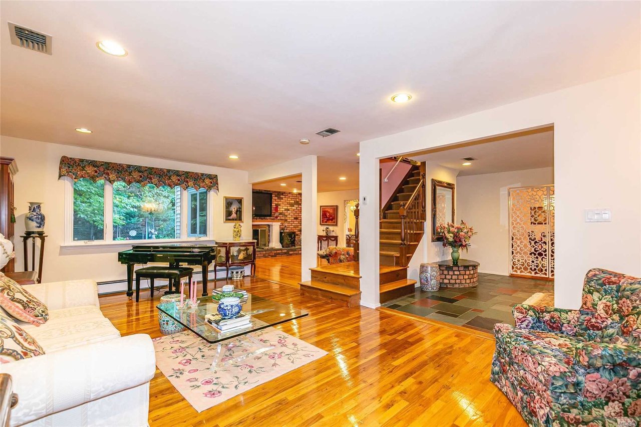 10 Cupid Ct, Dix Hills