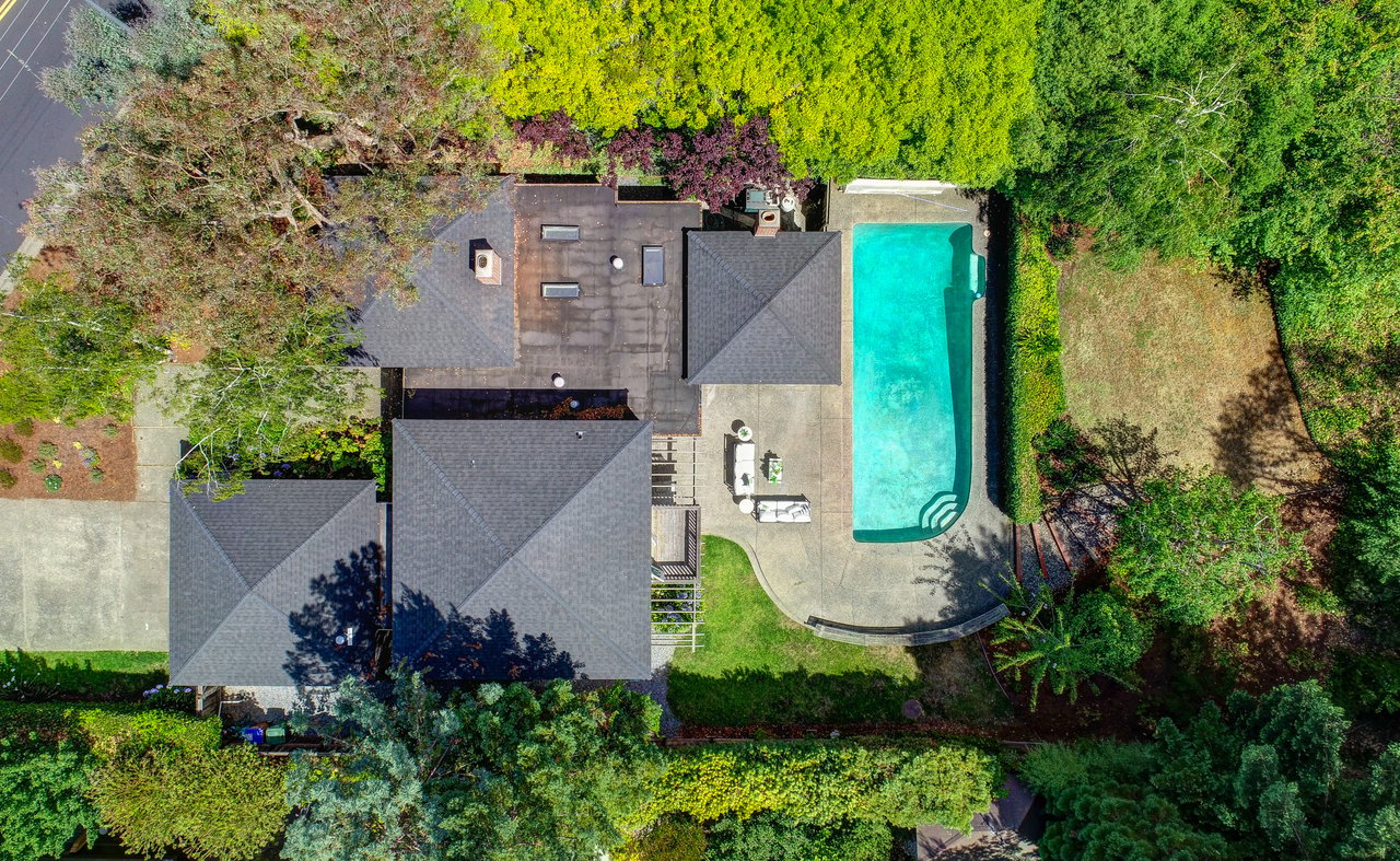 Private Reedlands Residence with a Pool 