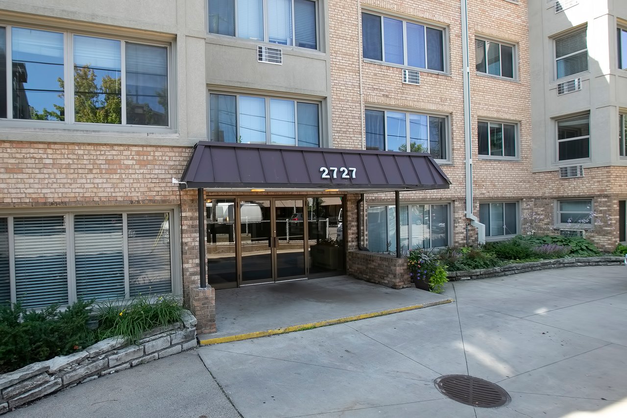 Top Floor Condo in Linden Hills!