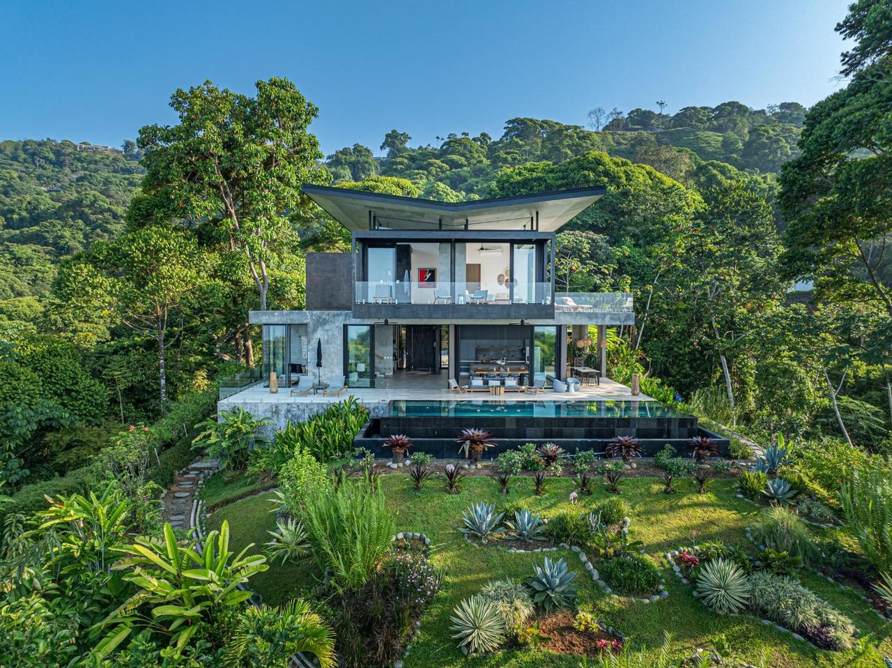 Architectural Whale Tail Villa, Dominical, Puntarenas