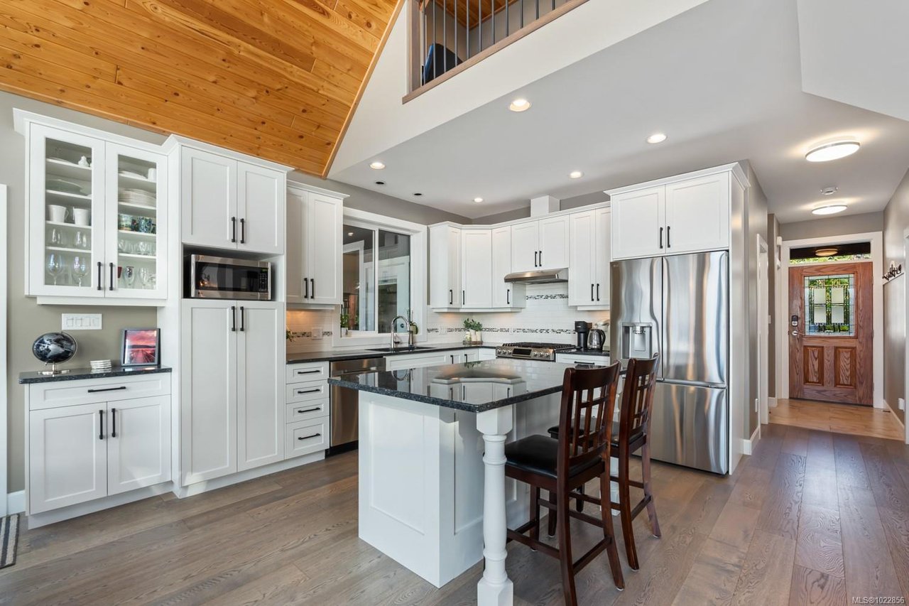 7364 Lakefront Dr, Lake Cowichan