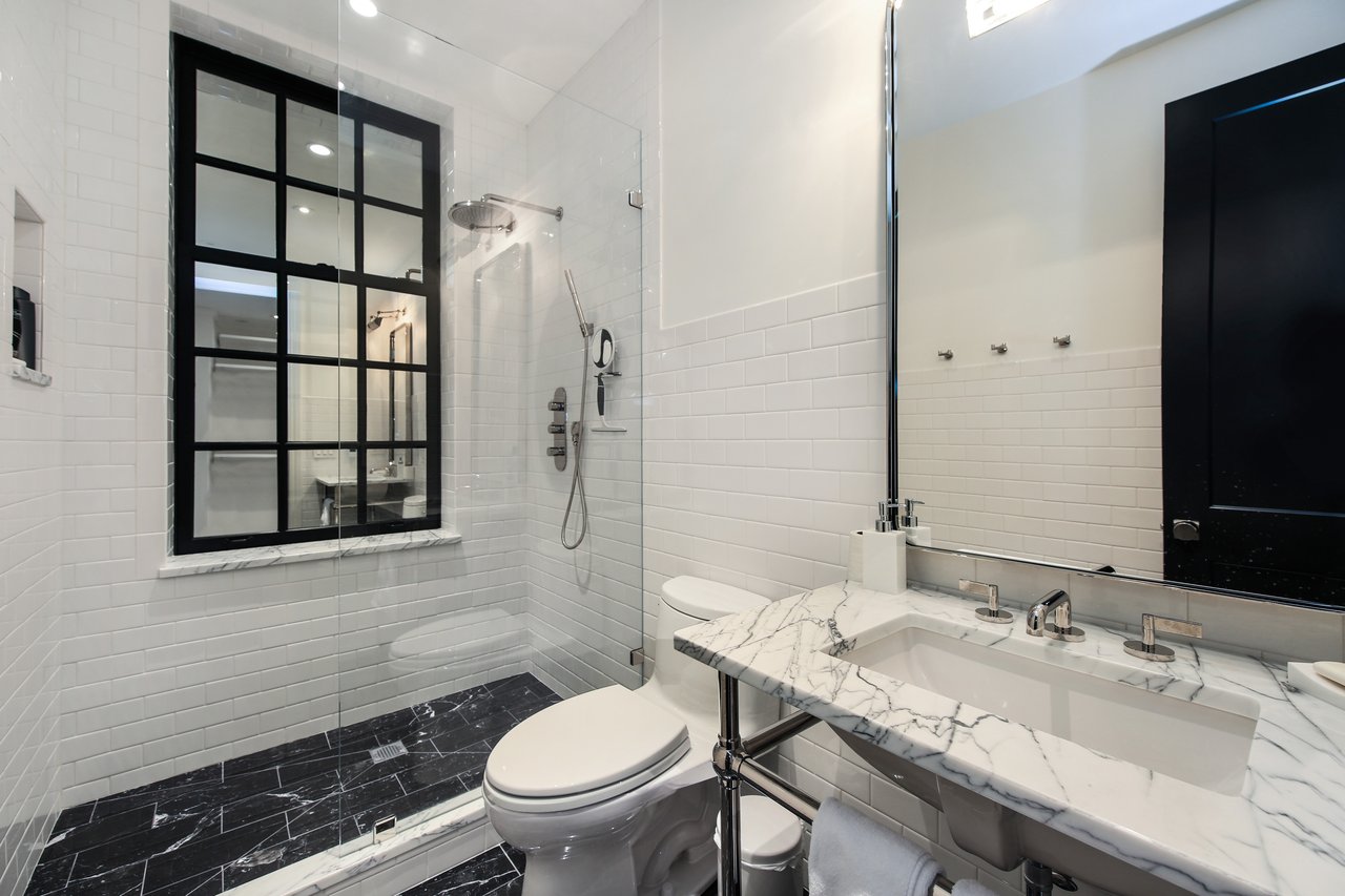 Romantic pied-à-terre in a vintage Gold Coast building 