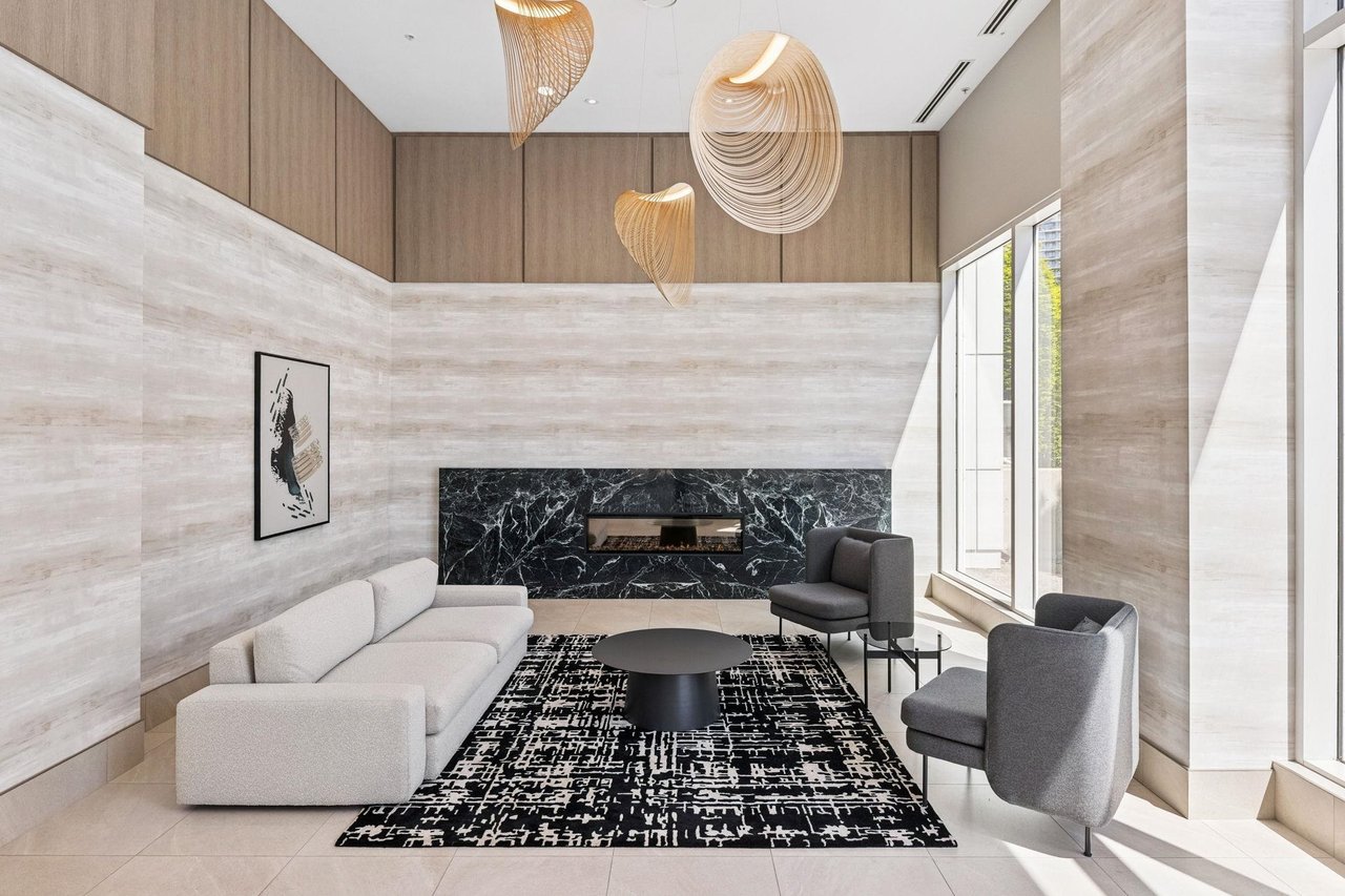 801-1077 Marinaside Cres