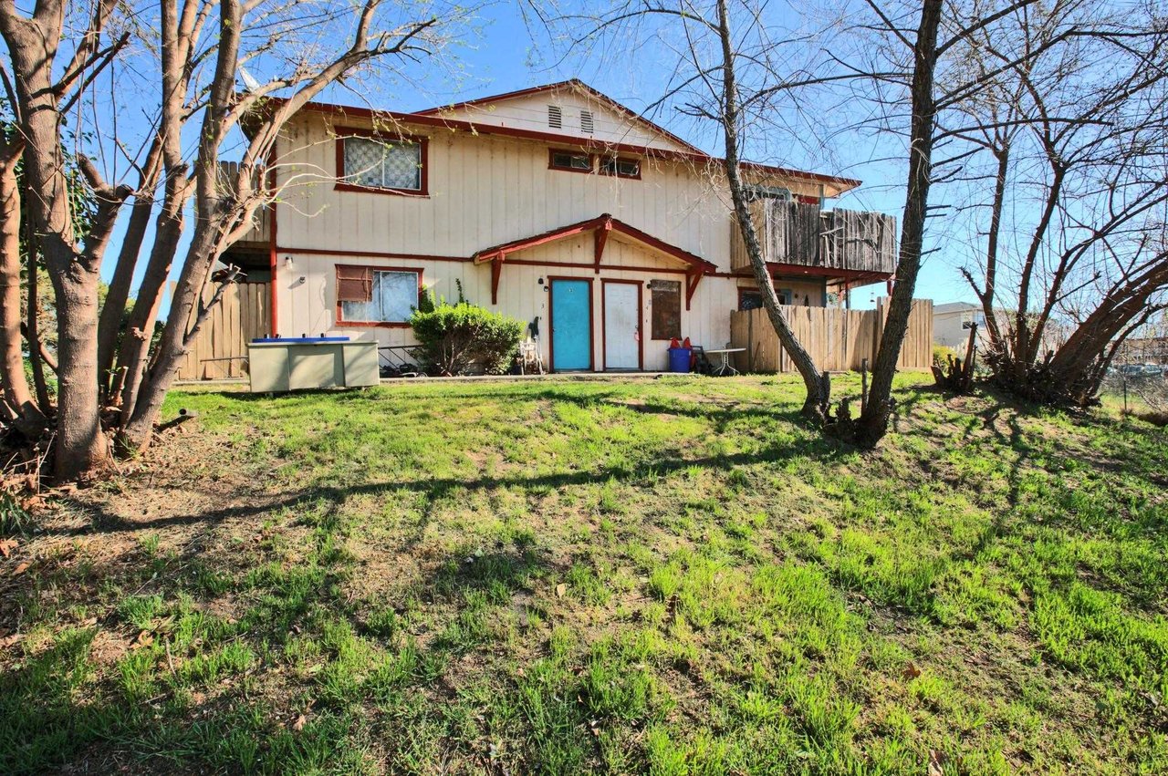 835 Lakeside Dr